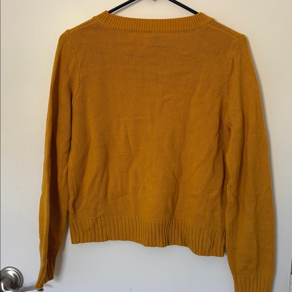 ⭐️ 3 for $20 - Bundle and save!!⭐️
H&M Golden Knit Sweater - Picture 3 of 6